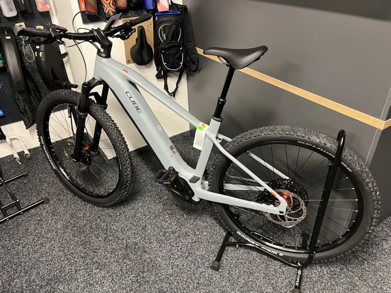 CUBE Reaction Hybrid RACE 800 vel.L 2026 NOVÝ MODEL vulcan