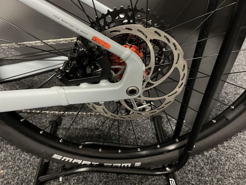 CUBE Reaction Hybrid RACE 800 vel.L 2026 NOVÝ MODEL vulcan