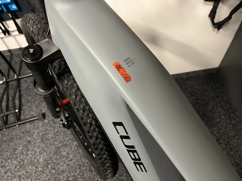 CUBE Reaction Hybrid RACE 800 vel.L 2026 NOVÝ MODEL vulcan