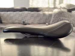 Karbonové MCFK sedlo 135 mm