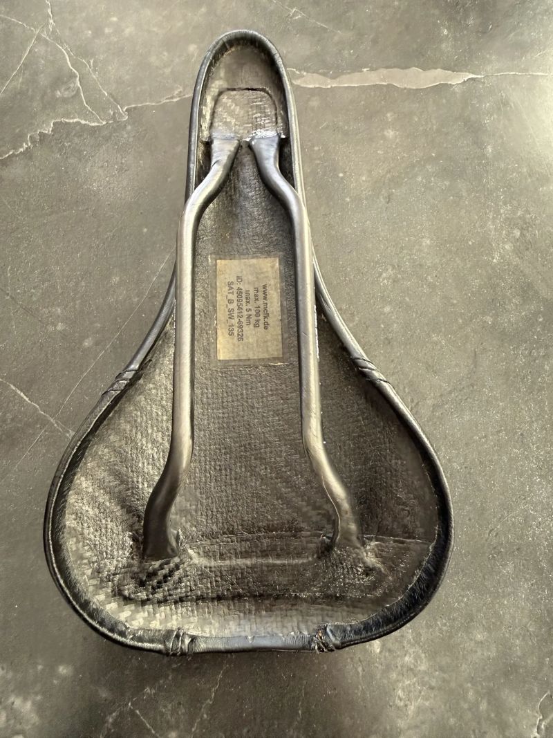 Karbonové MCFK sedlo 135 mm