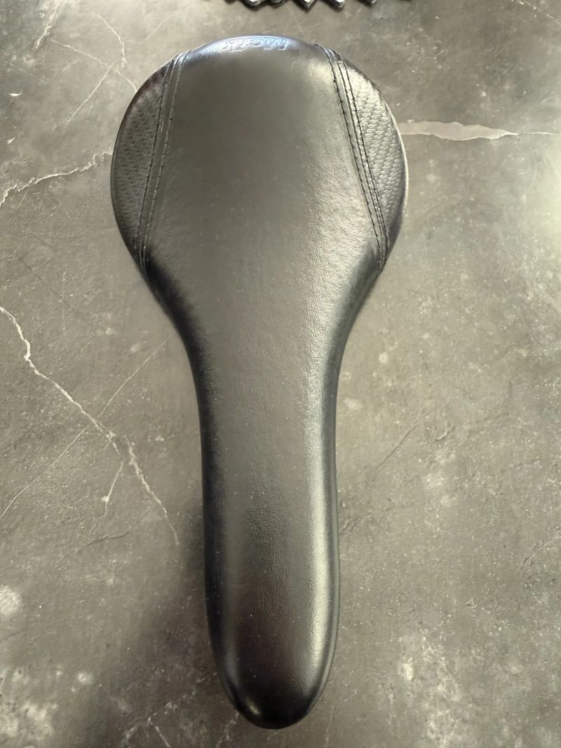 Karbonové MCFK sedlo 135 mm