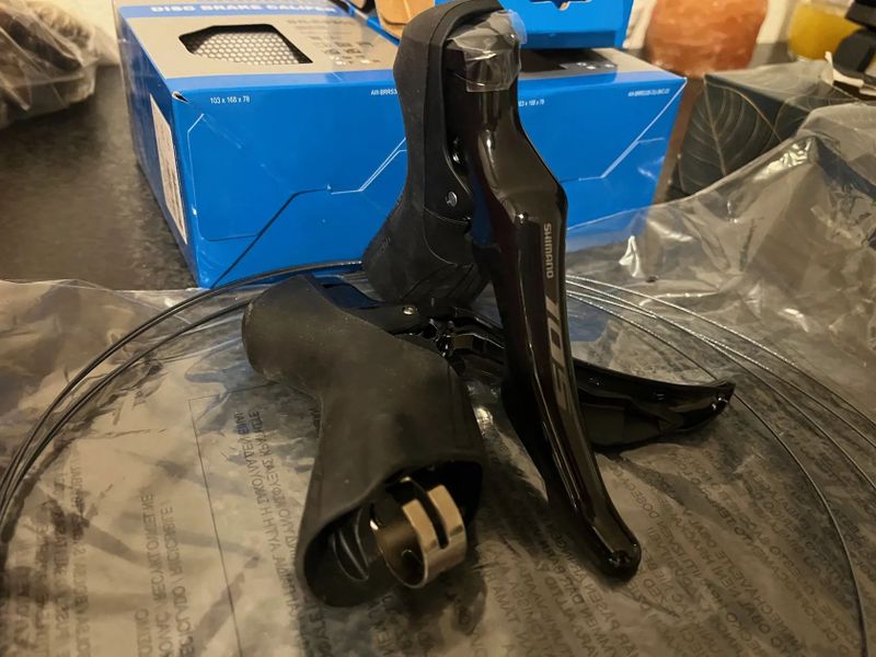 Sada mechanických pak Shimano 105 ST-R7000 2x11 (mechanická řazení a mechanické brzdy v sadě)