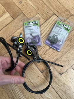 Prodám brzdové třmeny Magura MT8 + 2 NOVÉ sety destiček Gallfer