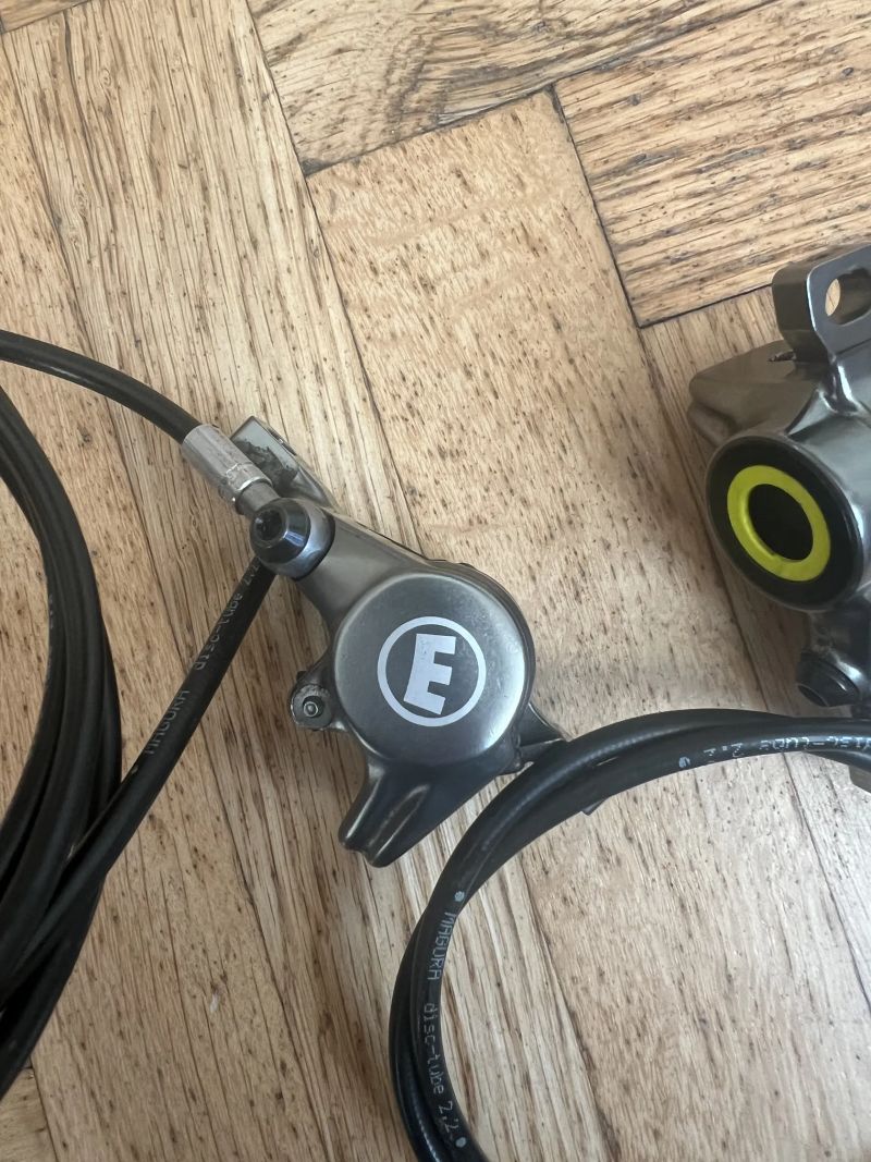 Prodám brzdové třmeny Magura MT8 + 2 NOVÉ sety destiček Gallfer