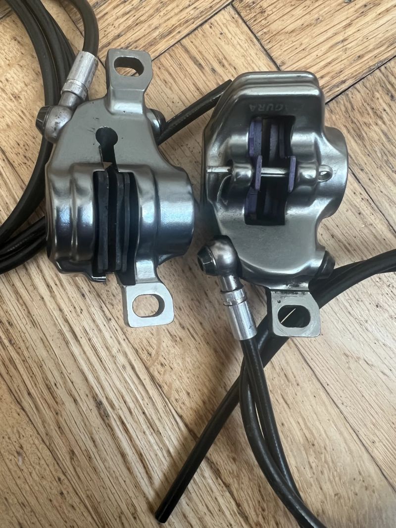 Prodám brzdové třmeny Magura MT8 + 2 NOVÉ sety destiček Gallfer