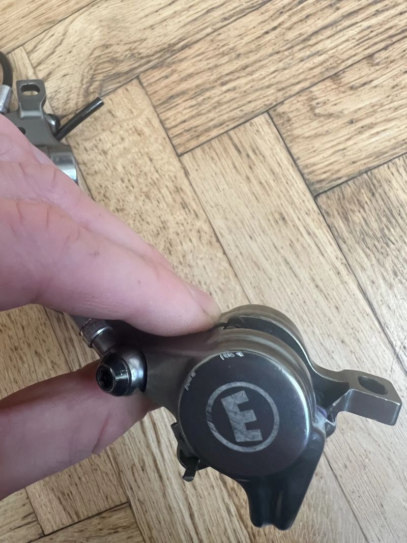 Prodám brzdové třmeny Magura MT8 + 2 NOVÉ sety destiček Gallfer