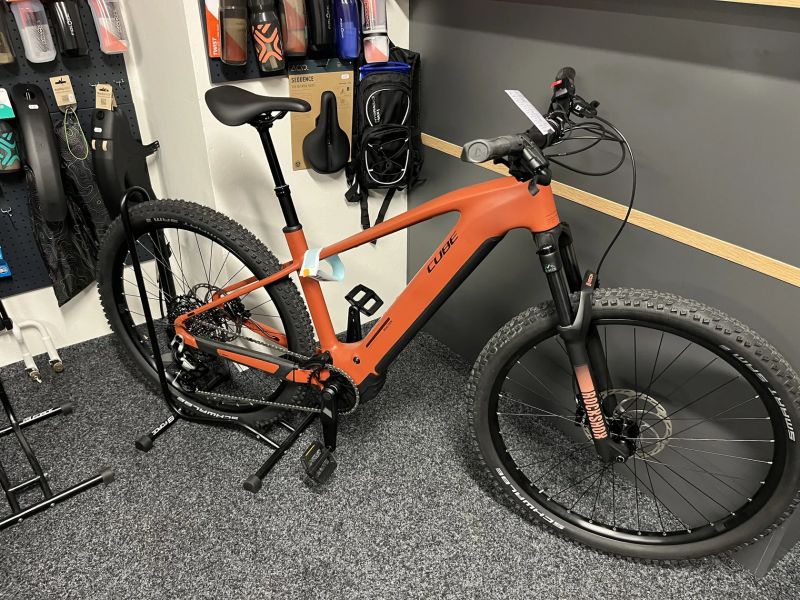 CUBE Reaction Hybrid RACE 800 vel.L 2026 NOVÝ MODEL or.mat