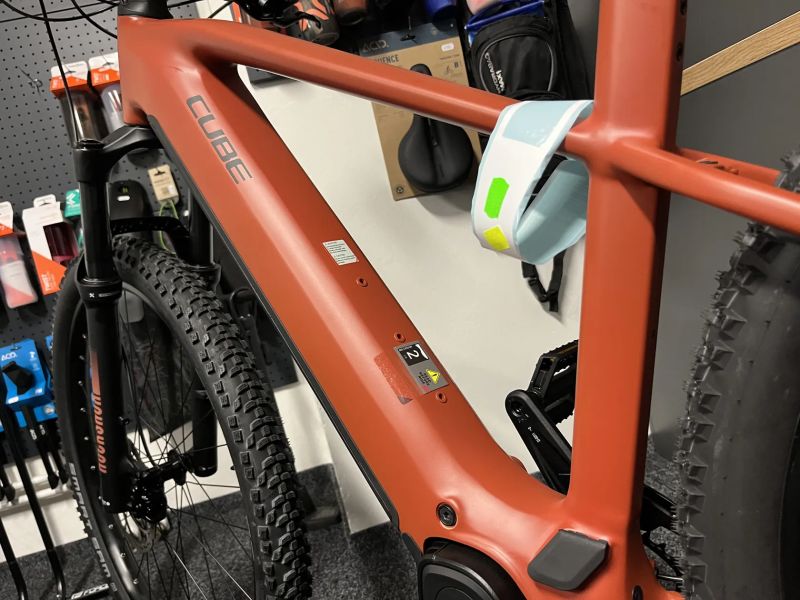 CUBE Reaction Hybrid RACE 800 vel.L 2026 NOVÝ MODEL or.mat