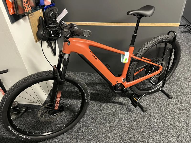 CUBE Reaction Hybrid RACE 800 vel.L 2026 NOVÝ MODEL or.mat