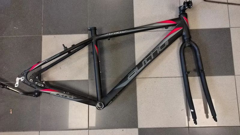 Prodám krosový rám Author Stratos vel. 19" s příslušenstvím