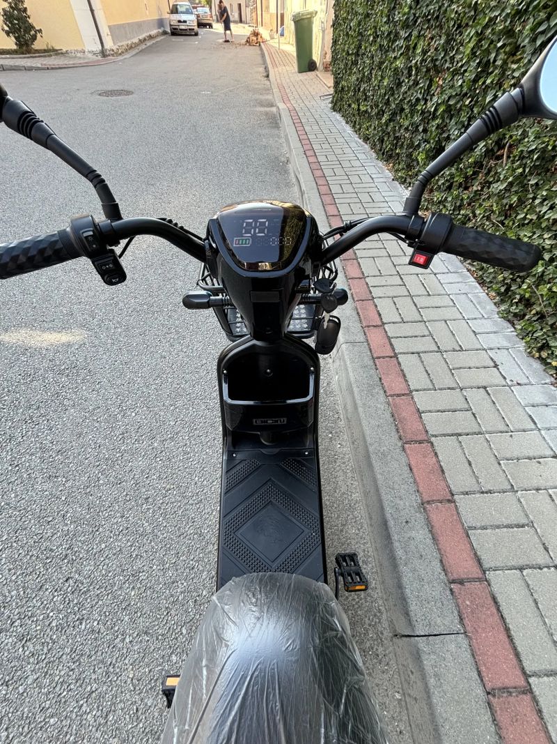 Nový elektro skútr – bez SPZ, alarm, světla, LCD panel, pohodlná jízda