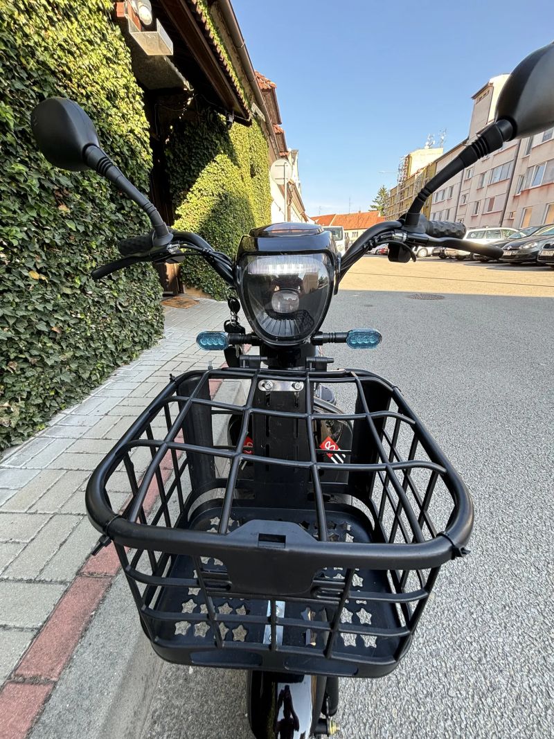 Nový elektro skútr – bez SPZ, alarm, světla, LCD panel, pohodlná jízda