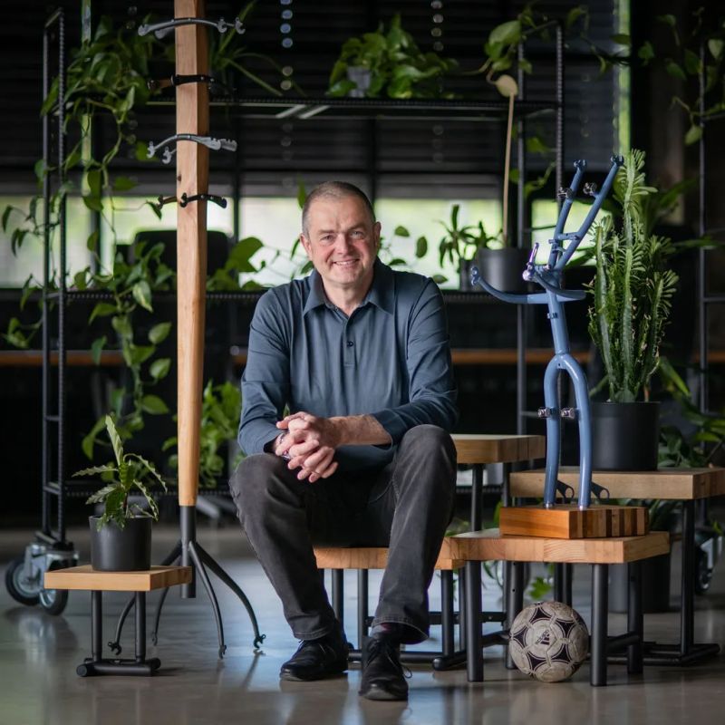 Prodám plastiku - věšák s cyklistickou tematikou 