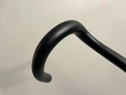 Prodám nová silniční řidítka ZIPP Service Course SL 70 Ergo, šírka 44 cm (C-C)