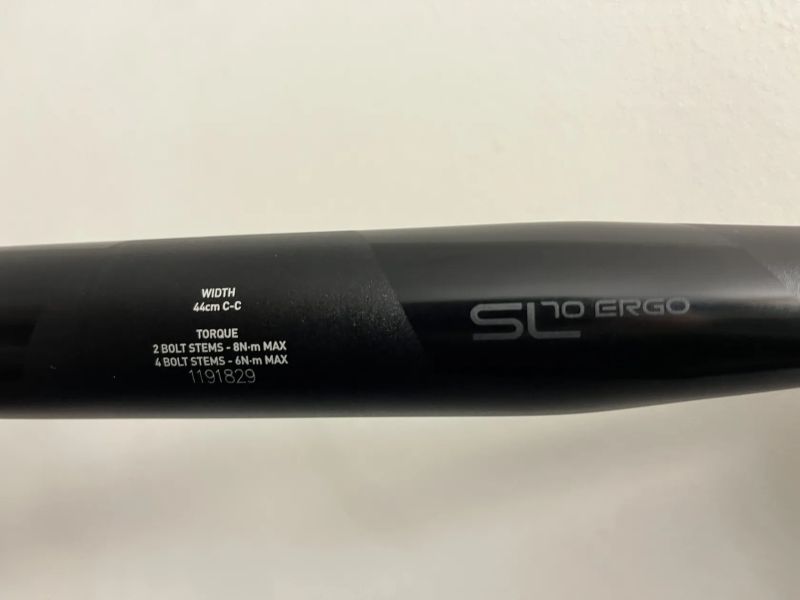 Prodám nová silniční řidítka ZIPP Service Course SL 70 Ergo, šírka 44 cm (C-C)