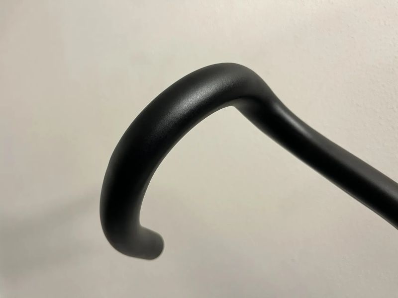 Prodám nová silniční řidítka ZIPP Service Course SL 70 Ergo, šírka 44 cm (C-C)