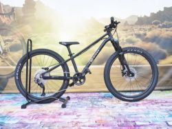 !!!NOVÝ!!! Kubikes 24S Trail AIR Black 9,7kg, vzduch. vidlice. SKLADEM na prodejně