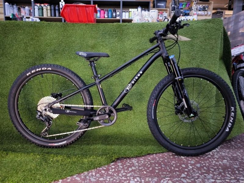 !!!NOVÝ!!! Kubikes 24S Trail AIR Black 9,7kg, vzduch. vidlice. SKLADEM na prodejně