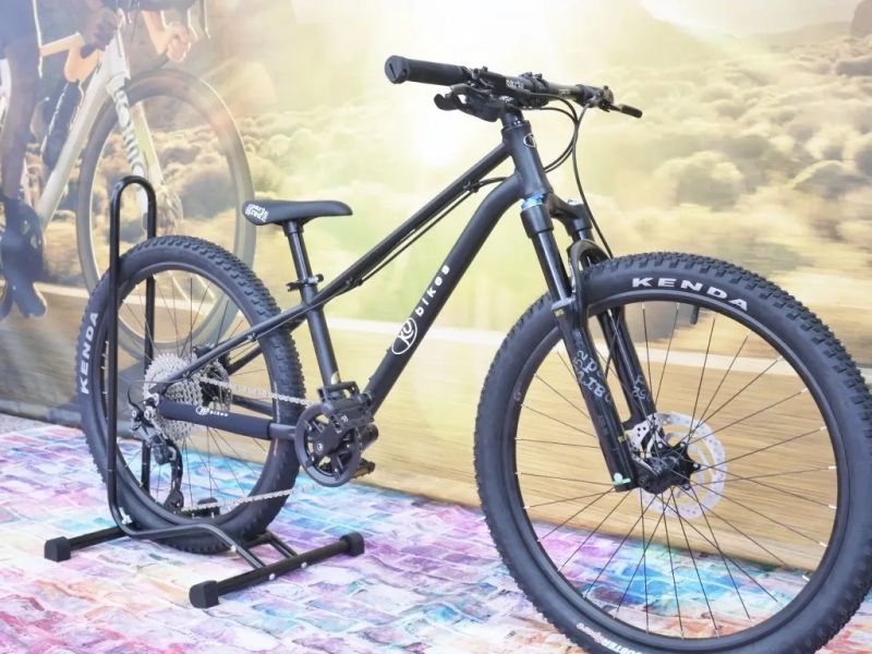 !!!NOVÝ!!! Kubikes 24S Trail AIR Black 9,7kg, vzduch. vidlice. SKLADEM na prodejně