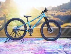 !!!NOVÝ!!! Kubikes 24S Trail AIR Tyrkys, 9,7kg, vzduch. vidlice. SKLADEM na prodejně