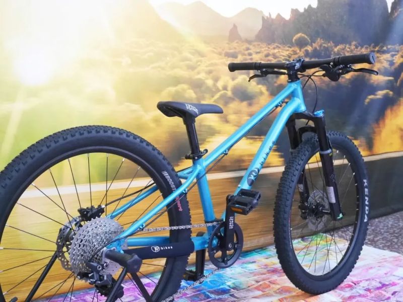 !!!NOVÝ!!! Kubikes 24S Trail AIR Tyrkys, 9,7kg, vzduch. vidlice. SKLADEM na prodejně