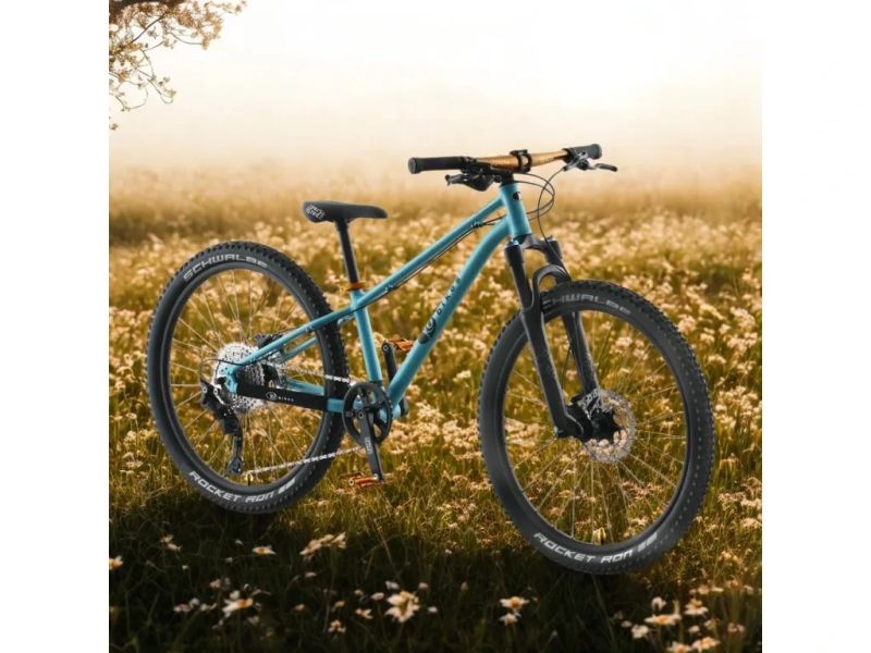 !!!NOVÝ!!! Kubikes 24S Trail AIR Tyrkys - laser GOLD, 9,7kg, vzduch. vidlice. SKLADEM na prodejně