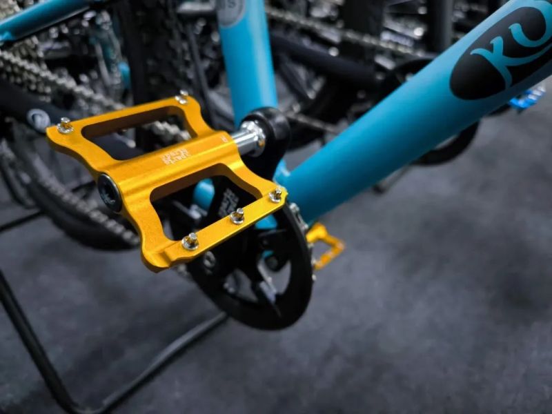 !!!NOVÝ!!! Kubikes 24S Trail AIR Tyrkys - laser GOLD, 9,7kg, vzduch. vidlice. SKLADEM na prodejně