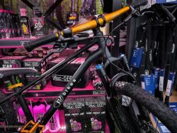 !!!NOVÝ!!! Kubikes 24S Trail AIR Black - laser GOLD, 9,7kg, vzduch. vidlice. SKLADEM na prodejně