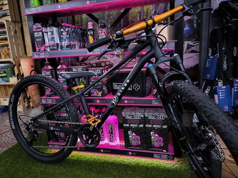 !!!NOVÝ!!! Kubikes 24S Trail AIR Black - laser GOLD, 9,7kg, vzduch. vidlice. SKLADEM na prodejně