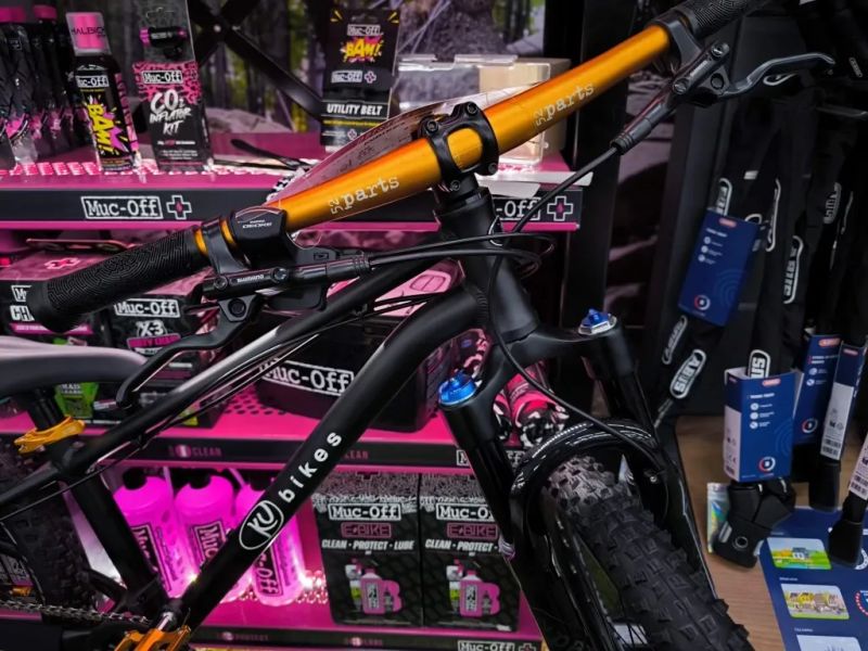 !!!NOVÝ!!! Kubikes 24S Trail AIR Black - laser GOLD, 9,7kg, vzduch. vidlice. SKLADEM na prodejně