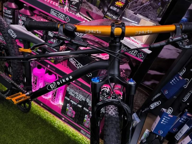 !!!NOVÝ!!! Kubikes 24S Trail AIR Black - laser GOLD, 9,7kg, vzduch. vidlice. SKLADEM na prodejně