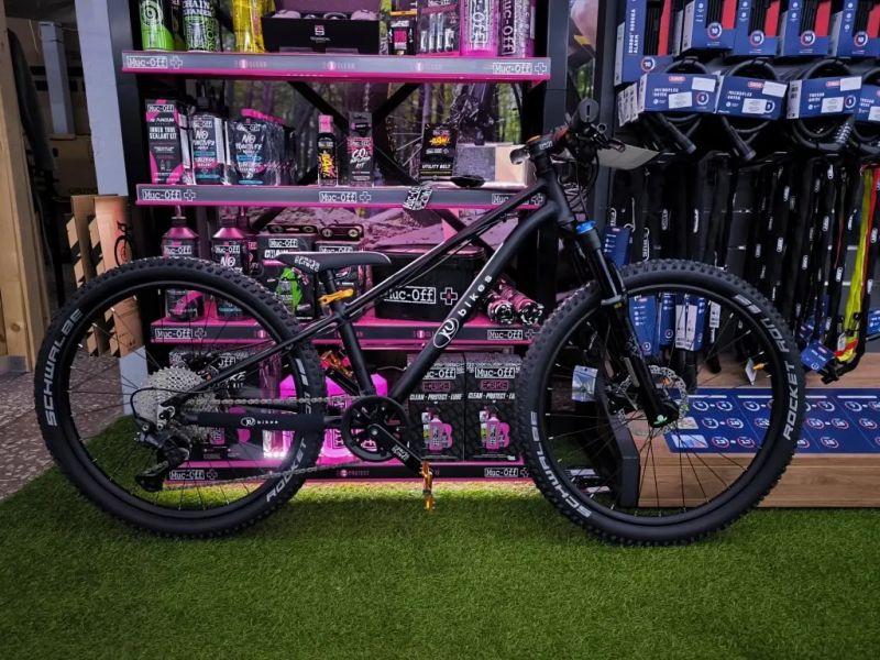 !!!NOVÝ!!! Kubikes 24S Trail AIR Black - laser GOLD, 9,7kg, vzduch. vidlice. SKLADEM na prodejně