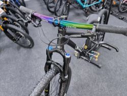 !!!NOVÝ!!! Kubikes 24S Trail AIR Black - laser RAINBOW, 9,7kg, vzduch. vidlice. SKLADEM na prodejně