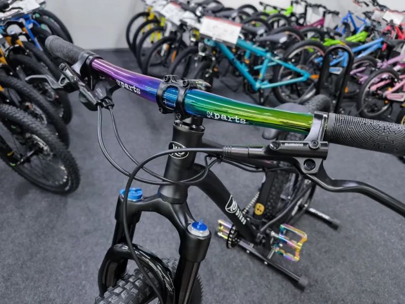 !!!NOVÝ!!! Kubikes 24S Trail AIR Black - laser RAINBOW, 9,7kg, vzduch. vidlice. SKLADEM na prodejně