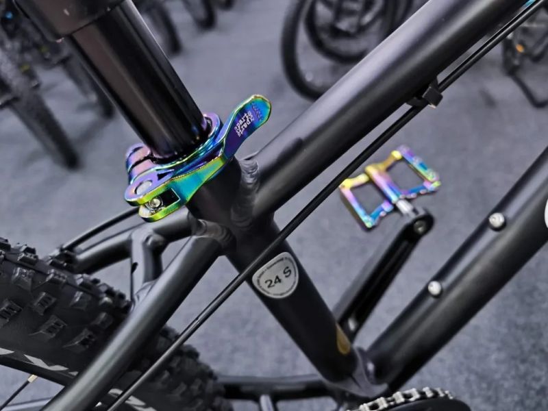 !!!NOVÝ!!! Kubikes 24S Trail AIR Black - laser RAINBOW, 9,7kg, vzduch. vidlice. SKLADEM na prodejně