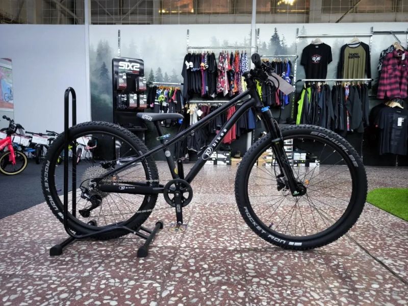 !!!NOVÝ!!! Kubikes 24S Trail AIR Black - laser RAINBOW, 9,7kg, vzduch. vidlice. SKLADEM na prodejně