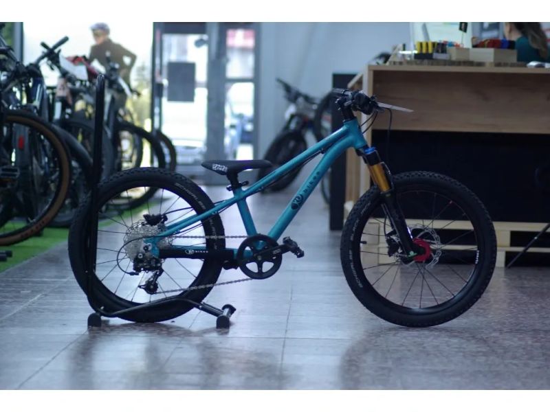 !!!NOVÝ!!! Kubikes 20S MTB Disc Tyrkys, 8,8kg, vzduch. vidlice. SKLADEM na prodejně