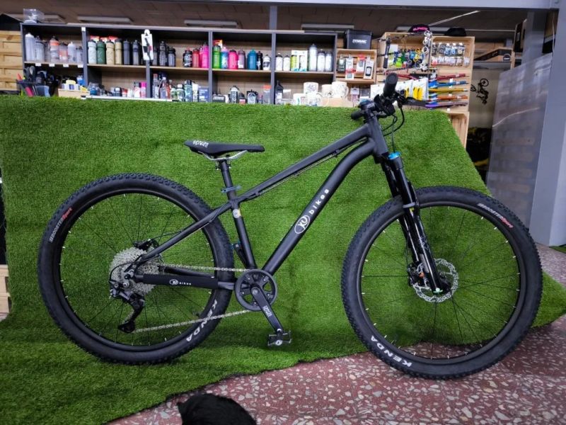 !!!NOVÝ!!! Kubikes 26 Trail AIR Black, 10,5kg, vzduch. vidlice. SKLADEM na prodejně
