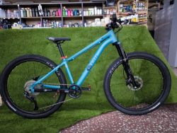 !!!NOVÝ!!! Kubikes 26 Trail AIR Tyrkys, 10,5kg, vzduch. vidlice. SKLADEM na prodejně