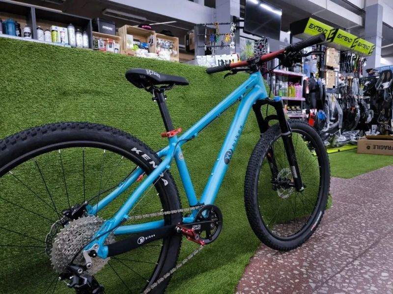 !!!NOVÝ!!! Kubikes 26 Trail AIR Tyrkys, 10,5kg, vzduch. vidlice. SKLADEM na prodejně