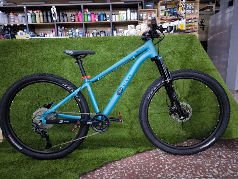 !!!NOVÝ!!! Kubikes 26 Trail AIR Tyrkys, 10,5kg, vzduch. vidlice. SKLADEM na prodejně