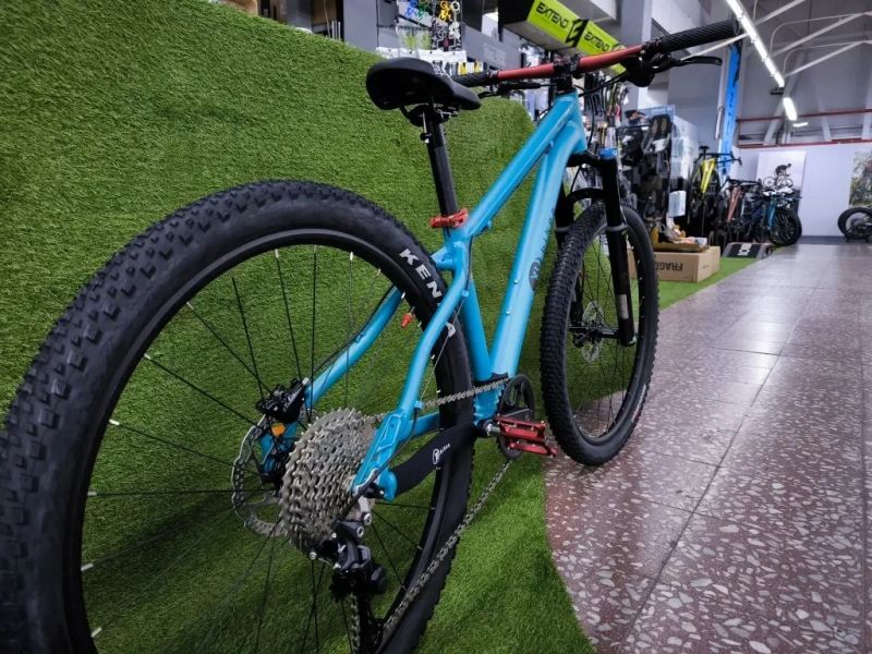 !!!NOVÝ!!! Kubikes 26 Trail AIR Tyrkys, 10,5kg, vzduch. vidlice. SKLADEM na prodejně