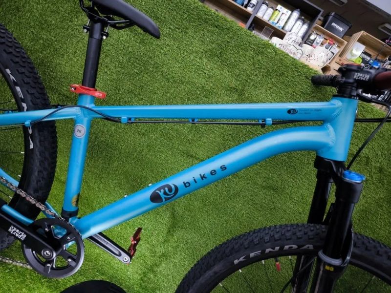 !!!NOVÝ!!! Kubikes 26 Trail AIR Tyrkys, 10,5kg, vzduch. vidlice. SKLADEM na prodejně