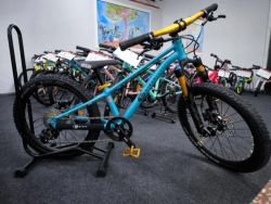 !!!NOVÝ!!! Kubikes 20S MTB Disc Tyrkys - laser GOLD, 8,8kg, vzduch. vidlice. SKLADEM na prodejně