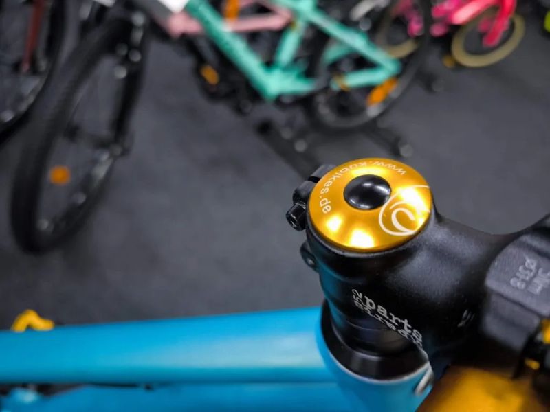 !!!NOVÝ!!! Kubikes 20S MTB Disc Tyrkys - laser GOLD, 8,8kg, vzduch. vidlice. SKLADEM na prodejně