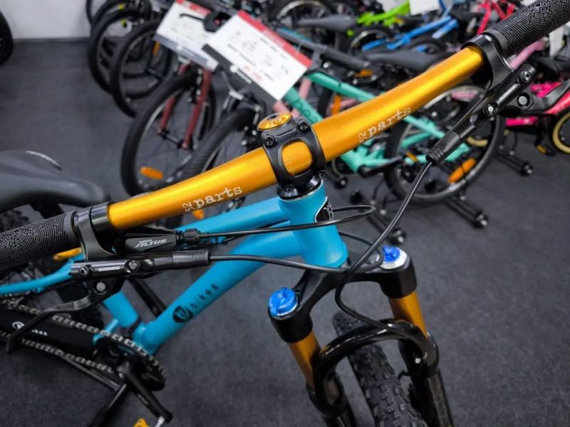 !!!NOVÝ!!! Kubikes 20S MTB Disc Tyrkys - laser GOLD, 8,8kg, vzduch. vidlice. SKLADEM na prodejně