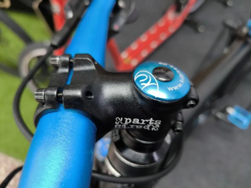 !!!NOVÝ!!! Kubikes 20S MTB Disc Black - laser BLUE, 8,8kg, vzduch. vidlice. SKLADEM na prodejně