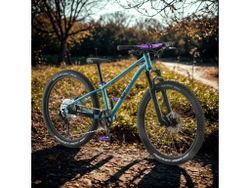 !!!NOVÝ!!! Kubikes 24S Trail AIR Tyrkys - laser PURPLE, 9,7kg, vzduch. vidlice. SKLADEM na prodejně