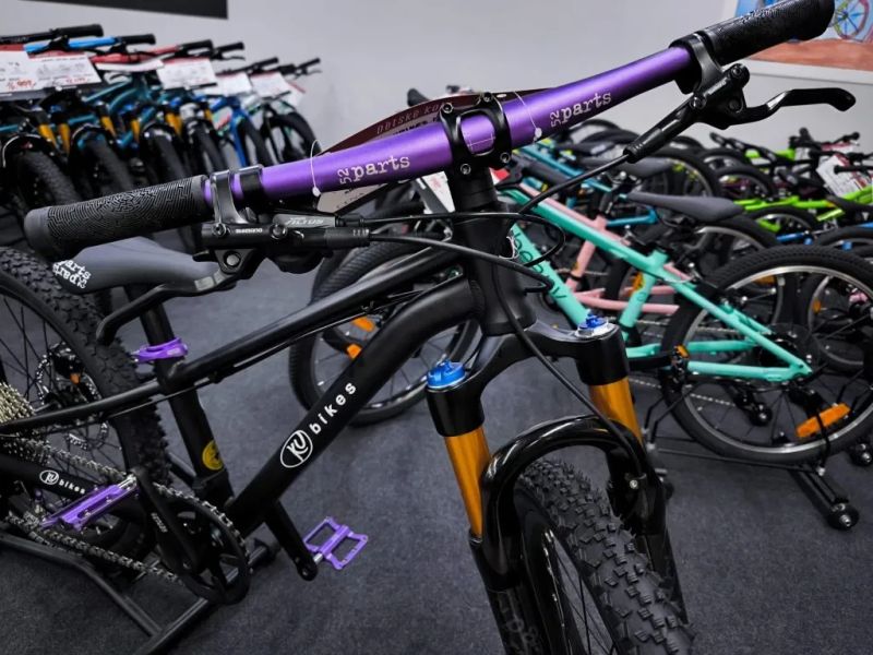 !!!NOVÝ!!! Kubikes 24S Trail AIR Tyrkys - laser PURPLE, 9,7kg, vzduch. vidlice. SKLADEM na prodejně